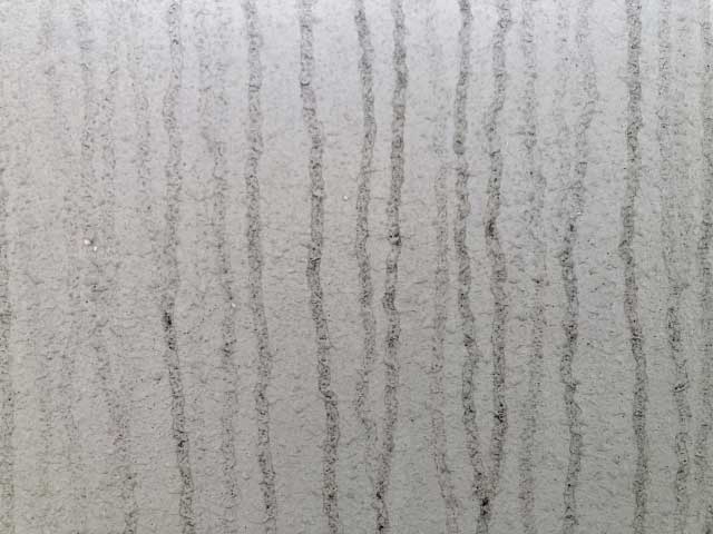 外壁塗装の機能が劣化し汚れが目立つ