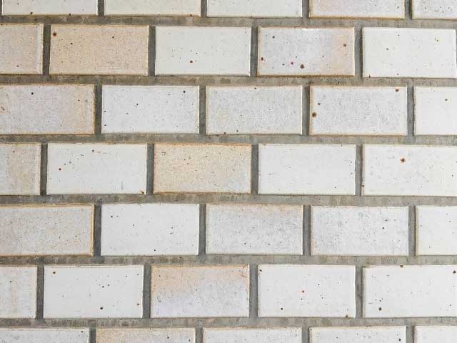 強い日差しによって外壁塗装が色褪せ