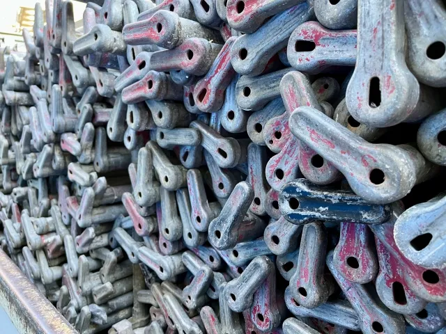 外壁塗装工事中の足場設置から解体